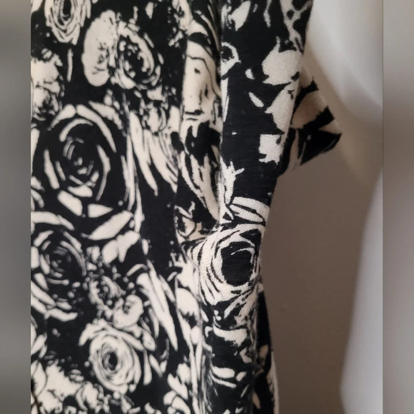 Lord & Taylor women's black cream floral Merino wool cardigan sweater, plus 1X - Picture 7 of 9